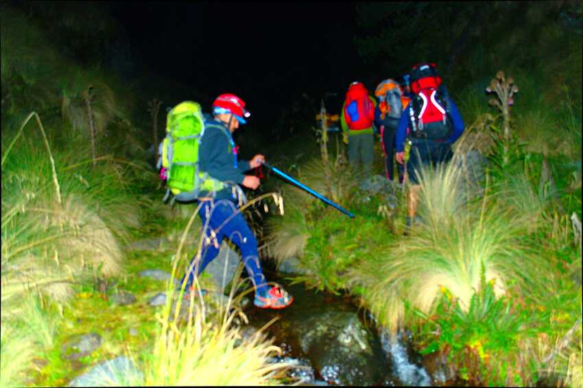 mochila de senderismo, camping, travesía de montaña, aventura en montaña, equipo de campismo